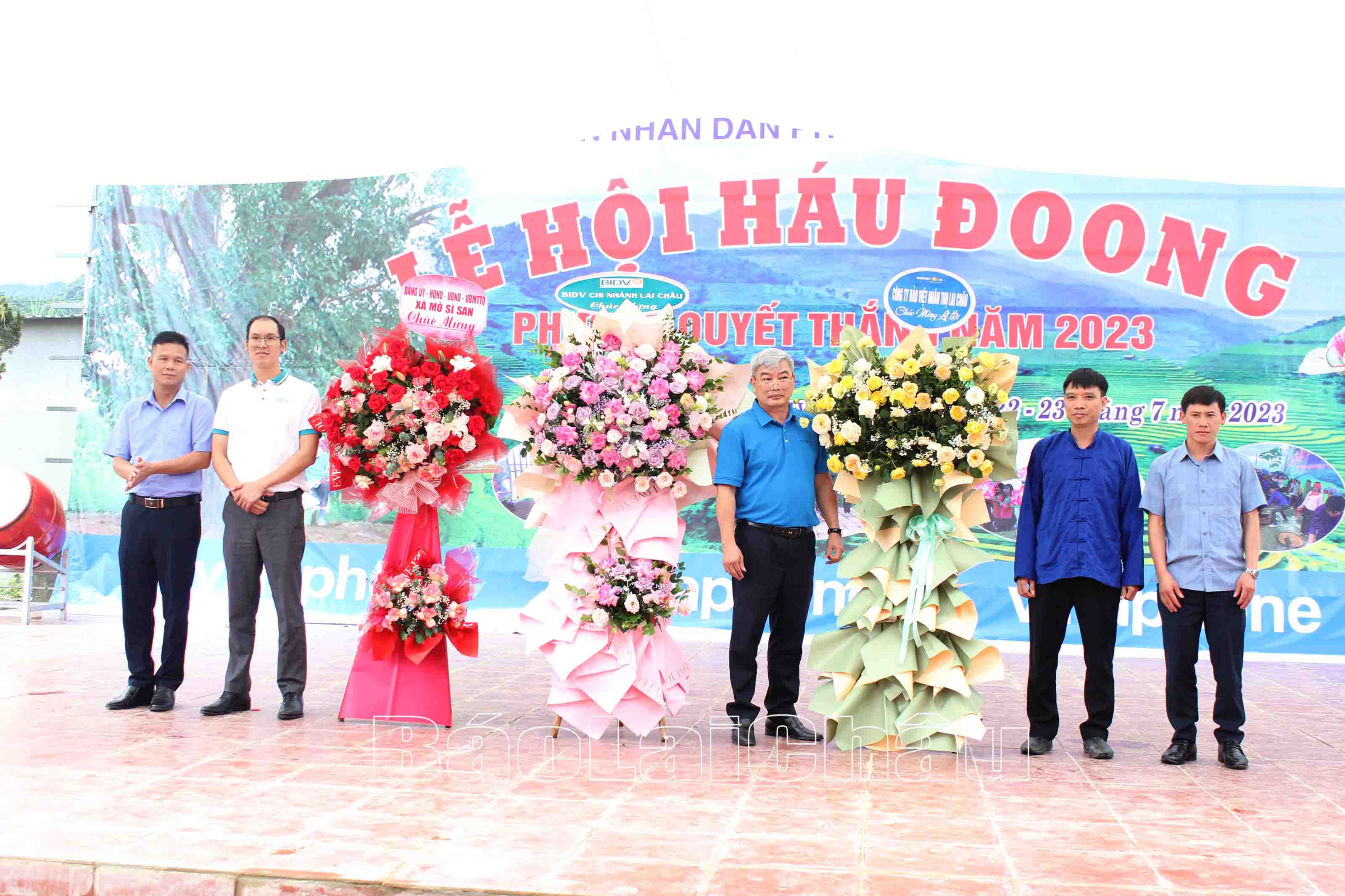 Các công ty, doanh nghiệp, đơn vị kết nghĩa tặng hoa chúc mừng cấp ủy, chính quyến, nhân dân phường Quyết Thắng.